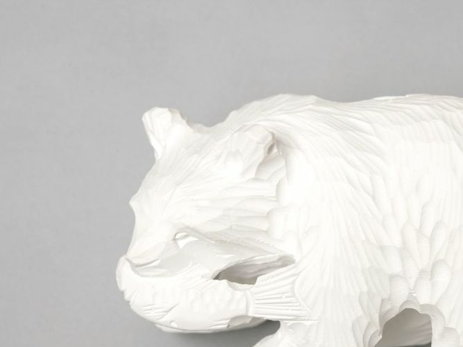 木彫りの熊…今度は白い貯金箱