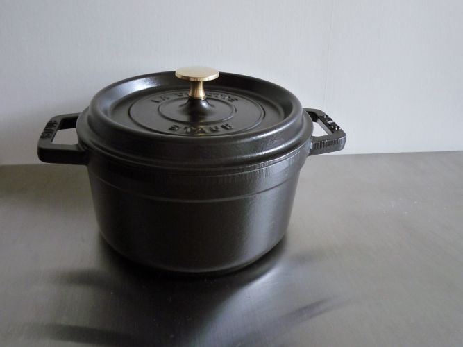 staub Round cocotte