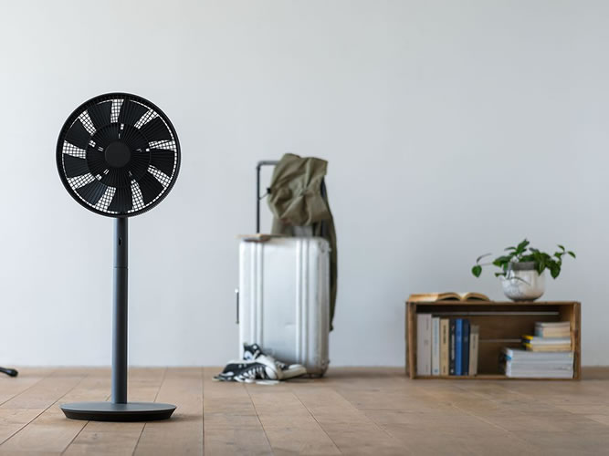 バルミューダの扇風機「The GreenFan」にブラック系の新色！