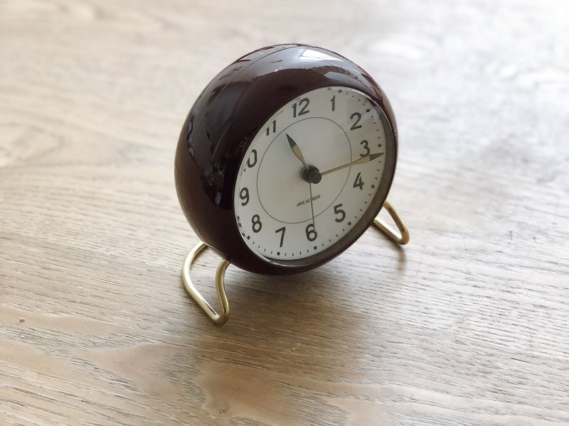 arne-jacobsen-table-clock-BURGUNDY_002