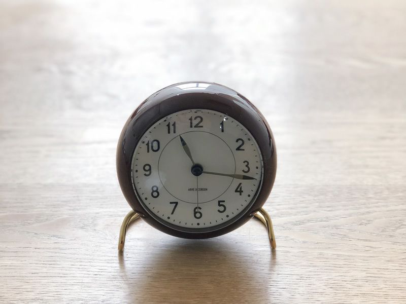 arne-jacobsen-table-clock-BURGUNDY_003