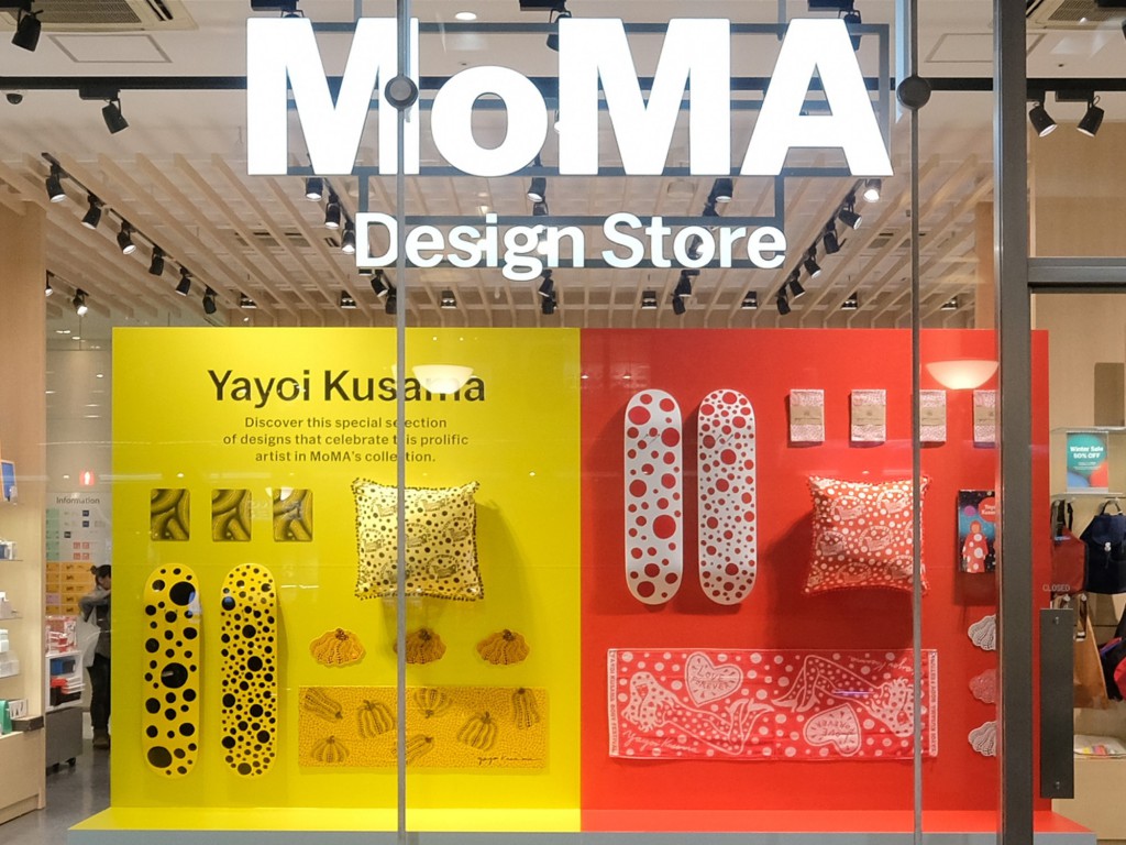 MoMA Design Storeで「草間彌生」特集…表参道ストアでは直筆作品展示も